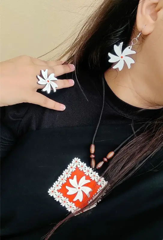 হ্যান্ড পেইন্টিং কাঠের গলার মালা – সাদা শিউলি